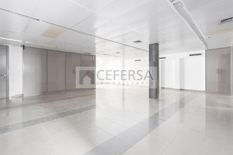 Foto 8f0df40b-f611-47cd-9d4e-1a4dccf38c30. Alquiler local comercial  único en el centro de les Tres Torres. en Barcelona