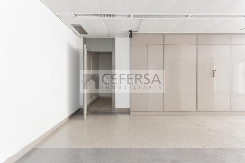 Foto b75e1e3a-be81-4e2a-b3ec-bf65878e803c. Alquiler local comercial  único en el centro de les Tres Torres. en Barcelona
