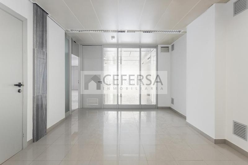 Foto e2bd15a2-948c-49de-ad63-69a3299d89f7. Alquiler local comercial  único en el centro de les Tres Torres. en Barcelona