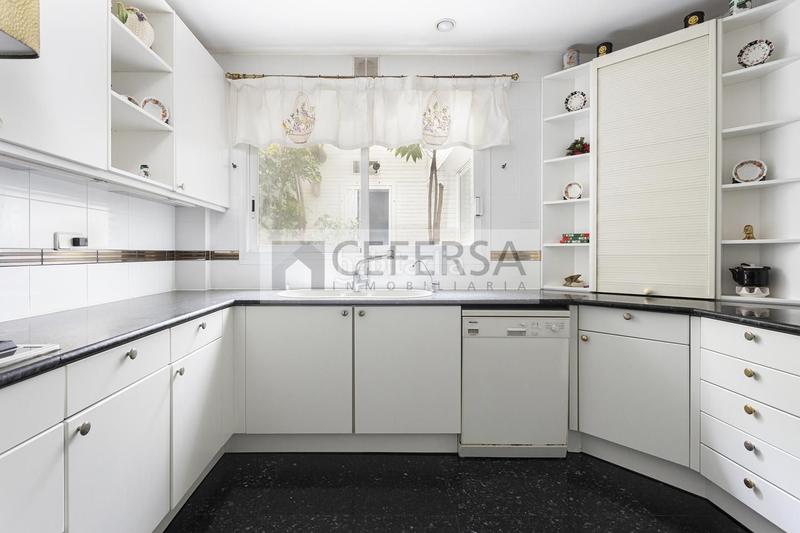 Foto 0feee483-5fa0-4235-ac7c-fe4a9cbdee19. Casa a schiera con riscaldamento parcheggio piscina in Barcelona