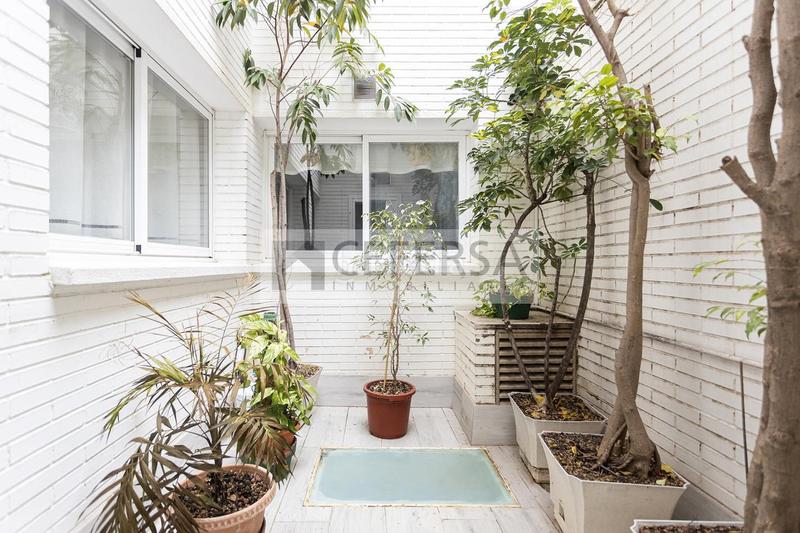 Foto 11be2f1e-1b3d-4e7e-bf09-d8cf572a6ac3. Casa a schiera con riscaldamento parcheggio piscina in Barcelona