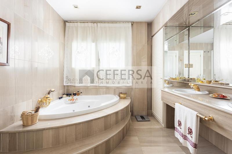 Foto 16f982ed-033b-4f28-bff1-015bac645422. Casa a schiera con riscaldamento parcheggio piscina in Barcelona