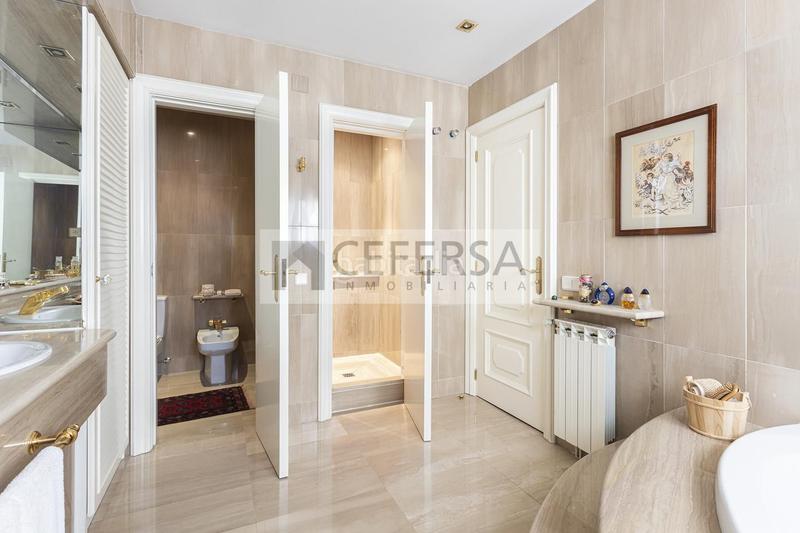 Foto 772fbff4-f3c1-4738-b496-acad1b711327. Casa a schiera con riscaldamento parcheggio piscina in Barcelona