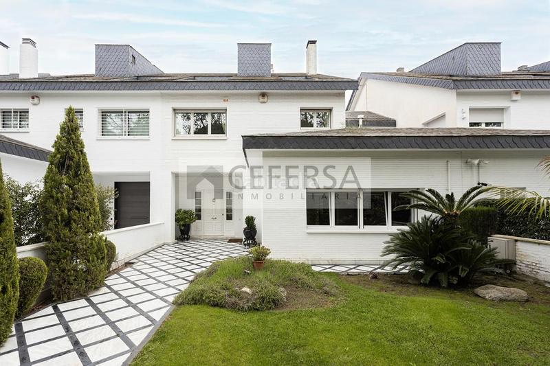 Foto 9bfd3c90-e5cc-4008-8274-a481a4d5e196. Casa a schiera con riscaldamento parcheggio piscina in Barcelona