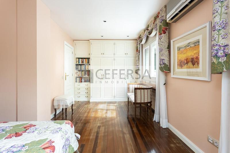 Foto b05ae7ac-244a-4f84-b613-f24d33f52b6d. Casa a schiera con riscaldamento parcheggio piscina in Barcelona