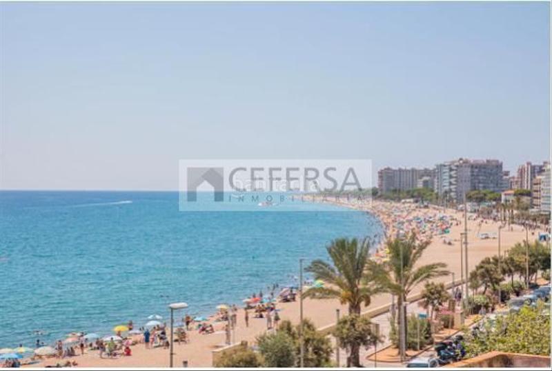 Foto a8a787fd-464a-4c33-b81f-7892fd35eae9. Casa  unifamiliar con licencia turística y locales comerciales en ubicación inmejorable del passeig en Blanes