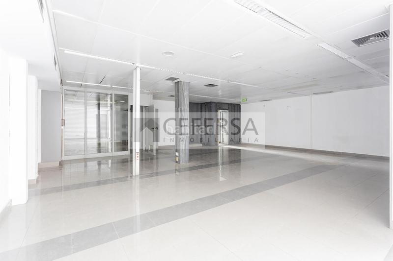 Foto 739b468b-a32f-42c7-9acd-702f9d75437a. Alquiler oficina edificio comercial único en el centro de les Tres Torres. en Barcelona