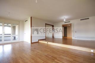 Location Attique  Carrer alt de gironella. Ático con gran terraza privada en tres torres