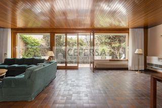 Casa  De jules verne. Espectacular casa unifamiliar con jard�n y piscina privada en ca