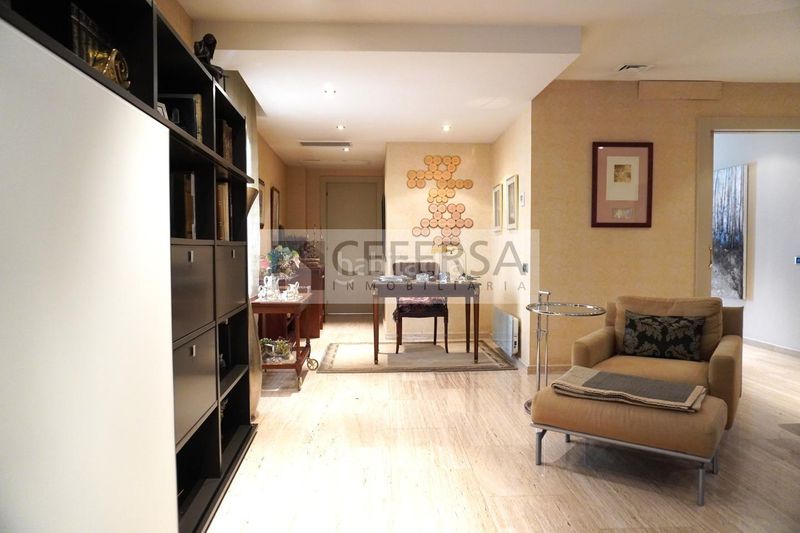 Foto 5fe6d6a0-03ce-493e-860a-74528d658471. Casa amb aparcament a Tres Torres Barcelona