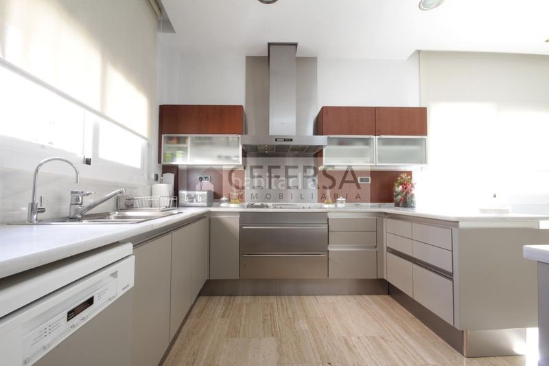 Foto bb0356de-37b9-493c-8d6f-f7aa5274967a. Casa amb aparcament a Tres Torres Barcelona