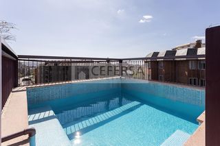 Pis a Tres Torres. Ático dúplex con piscina privada en tres torres.