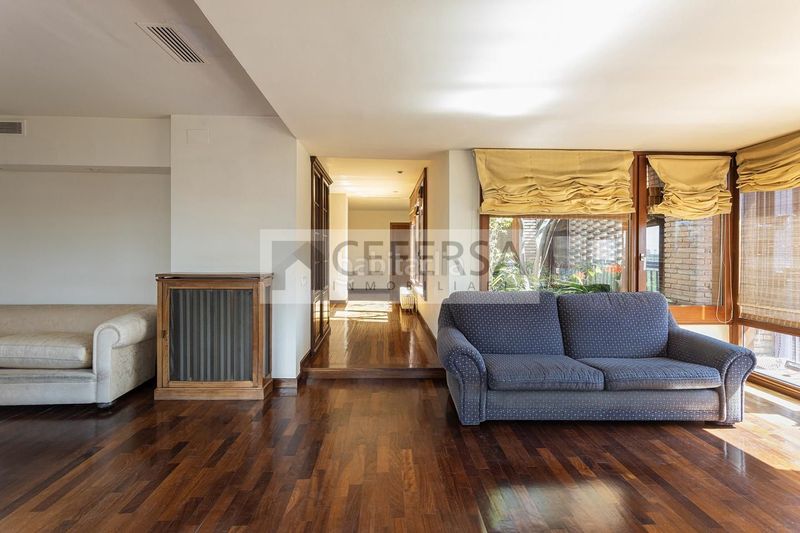 Foto bec9eb82-57d6-4f9f-8f48-25a8b2f8923c. Pis amb calefacció aparcament piscina a Tres Torres Barcelona