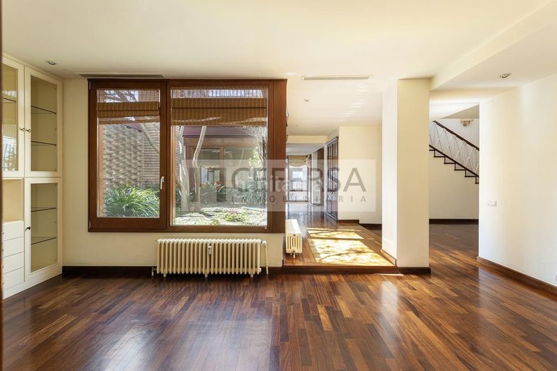 Foto dcf297e8-d9c6-4a65-9186-744826903aff. Pis amb calefacció aparcament piscina a Tres Torres Barcelona