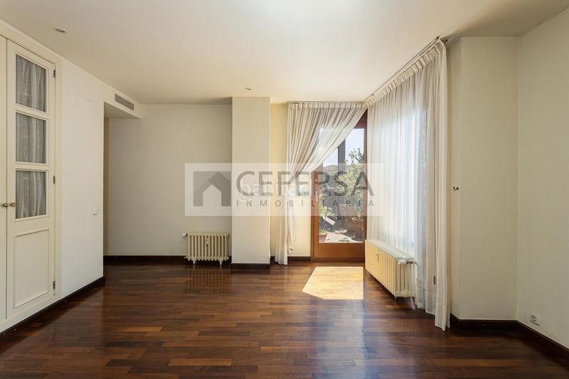 Foto f2209799-0c32-4eb4-a015-2b87b8114c46. Pis amb calefacció aparcament piscina a Tres Torres Barcelona
