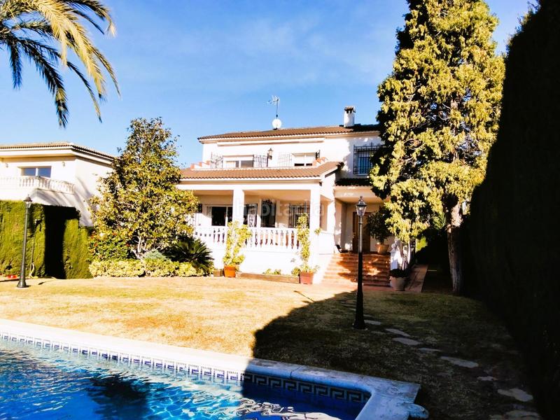 Foto 10987f79-e7a5-419c-a3f4-7c46fda9d014. Chalet impresionante casa unifamiliar de cuatro vientos con jardín y piscina privada en Vendrell (El)