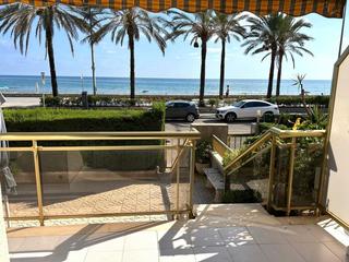 Appartement à L´Estany. Planta baja con jardín en primea línea de mar
