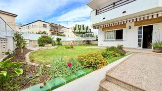 Haus in Can Toni. Adosada esquinera con jardin, a 250 m de la playa en cunit