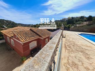 Xalet a Castellet i la Gornal. Chalet indpendiente con panorámicas vistas en urb. los jardines