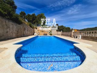 Chalet in Castellet i la Gornal. Chalet indpendiente con panorámicas vistas en urb. los jardines