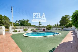 House in Els Masos - Els Garrofers. Adosada en venta massos comarruga