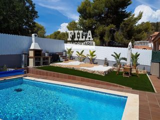 Chalet en Roda de Barà. Chalet de 6 hab. con piscina y placas solares