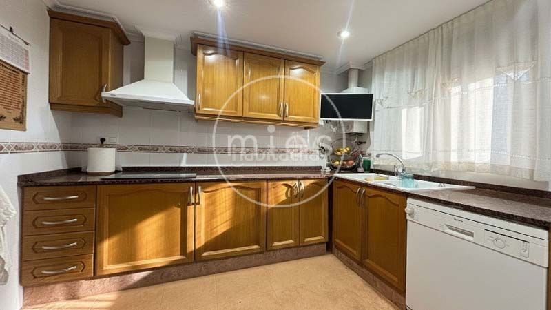 Foto 1f974d3e-deb0-4991-b14d-6e5c7a8b63e6. Pis a escultor enrique 0 a Picassent