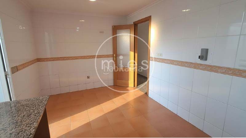 Foto f06836b0-06bd-4faa-802f-f534f425a0ef. Piso en carrer america 0 piso en venta en Real de Montroi