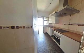Pis  Carrer estela. Piso céntrico de 4 habitaciones.