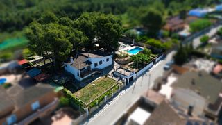 Casa in Canyelles. Casa independiente con piscina y gran parcela en urb. califòrnia
