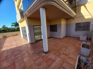 Rez-de-chaussée  Calle prat de la riba del. Planta baja con gran terraza.
