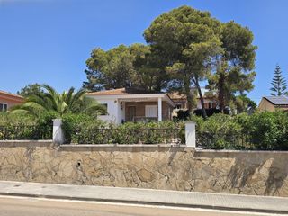 Maison à Canyelles. El equilibrio perfecto una casa práctica con un jardín para vivi