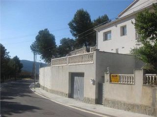 Haus  Ronda gaudi. Casa de 4 habitaciones, precisa reformas.