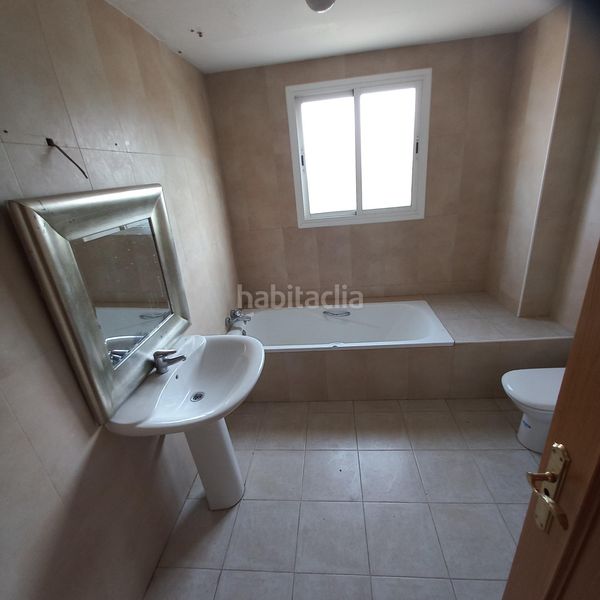 Foto ceabc22d-d4a4-4978-8552-aab2c522f2e4. Casa amb aparcament a Granada (La)
