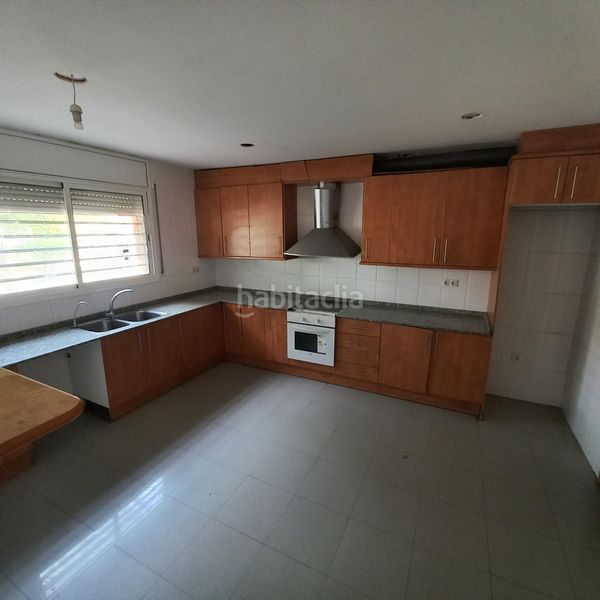 Foto d7ab6eda-8925-4d75-b21b-fc105491715d. Casa amb aparcament a Granada (La)