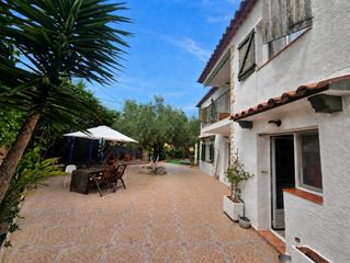 Casa in Canyelles. Casa de 5 habitaciones con jardín y terrazas en les palmeres  ca