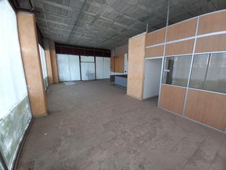 Local Comercial  Carrer de la metal·lúrgia. Local comercial en venta, gran aparador esquinero.