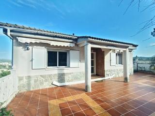 Casa  Carrer nuria. Con 2 plantas independientes y vistes excelentes.