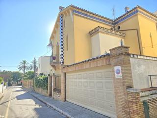 Casa a Carrer lluis de requesens 3. Villa argentina un viaje a la elegancia modernista frente al med