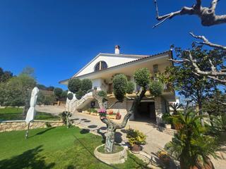 Casa a Canyelles. Distincin, privacidad y estilo en el corazn de canyelles  una