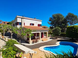 House in Canyelles. En canyelles pueblo, casa elegante, acogedora y con una preciosi