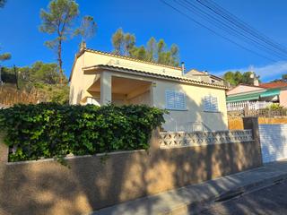 Maison  Carrer can xum. Casa independiente con piscina en el mismo pueblo de canyelles e