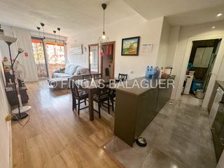 Pis  Carrer martí codolar. Piso con 4 habitaciones, balcón y ascensor