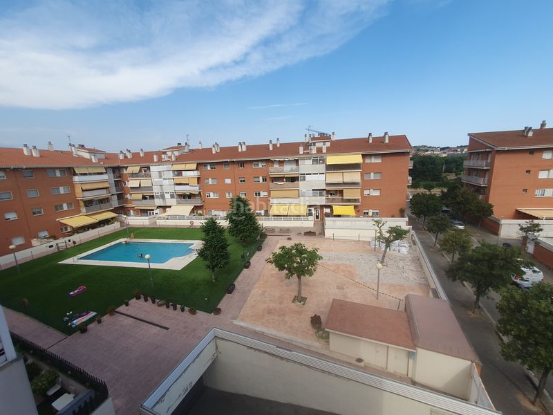 Foto 8460d835-52de-49d2-9ade-6f102a6110a1. Dúplex amb calefacció aparcament piscina a Canovelles