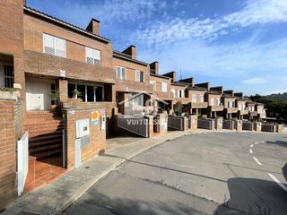 Casa adosada  Passatge de les alzines. Casa adosada con 4 habitaciones con parking, calefacción, vistas