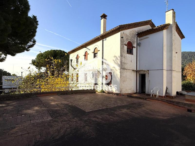 Foto 2c631ab5-4b94-480e-a87c-aad90b363220. Casa  con muchas centrica con vistas y terreno con muchas posibilidades en Premià de Dalt