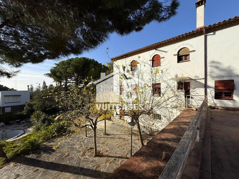 Foto de61d23c-33ef-4387-904d-0248f1d4f670. Casa  con muchas centrica con vistas y terreno con muchas posibilidades en Premià de Dalt