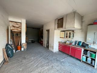 Appartement à Ciutat Meridiana. Local comercial para reformar como vivienda