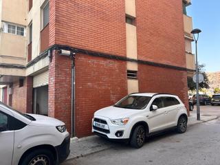 Etagenwohnung in Ciutat Meridiana. Local comercial para reformar como vivienda