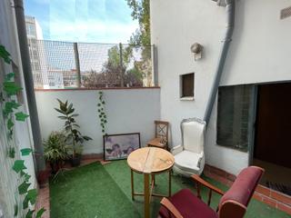 Pis a Prosperitat. Local reformado como vivienda, con patio soleado